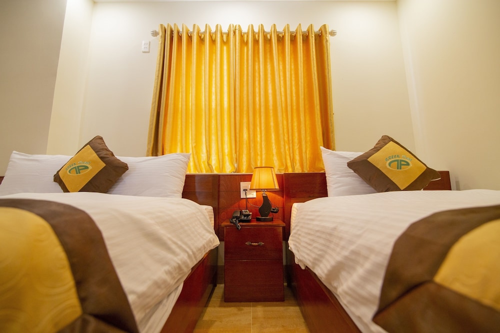 ROOM, DOUBLE OR TWIN BED