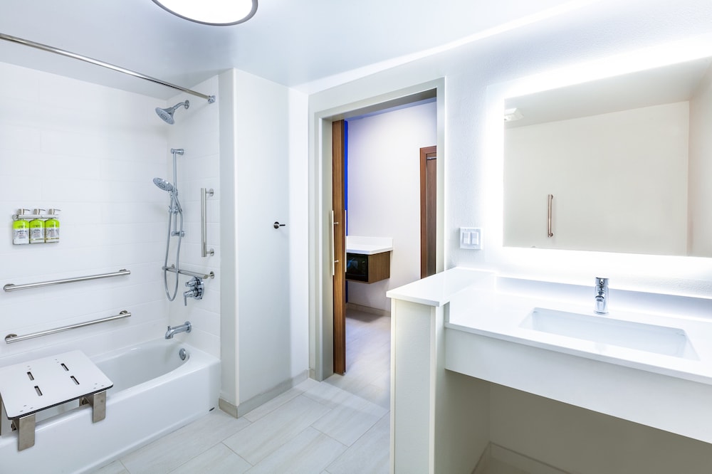 Holiday Inn Express and Suites Tulsa Northeast - Owasso 26/66