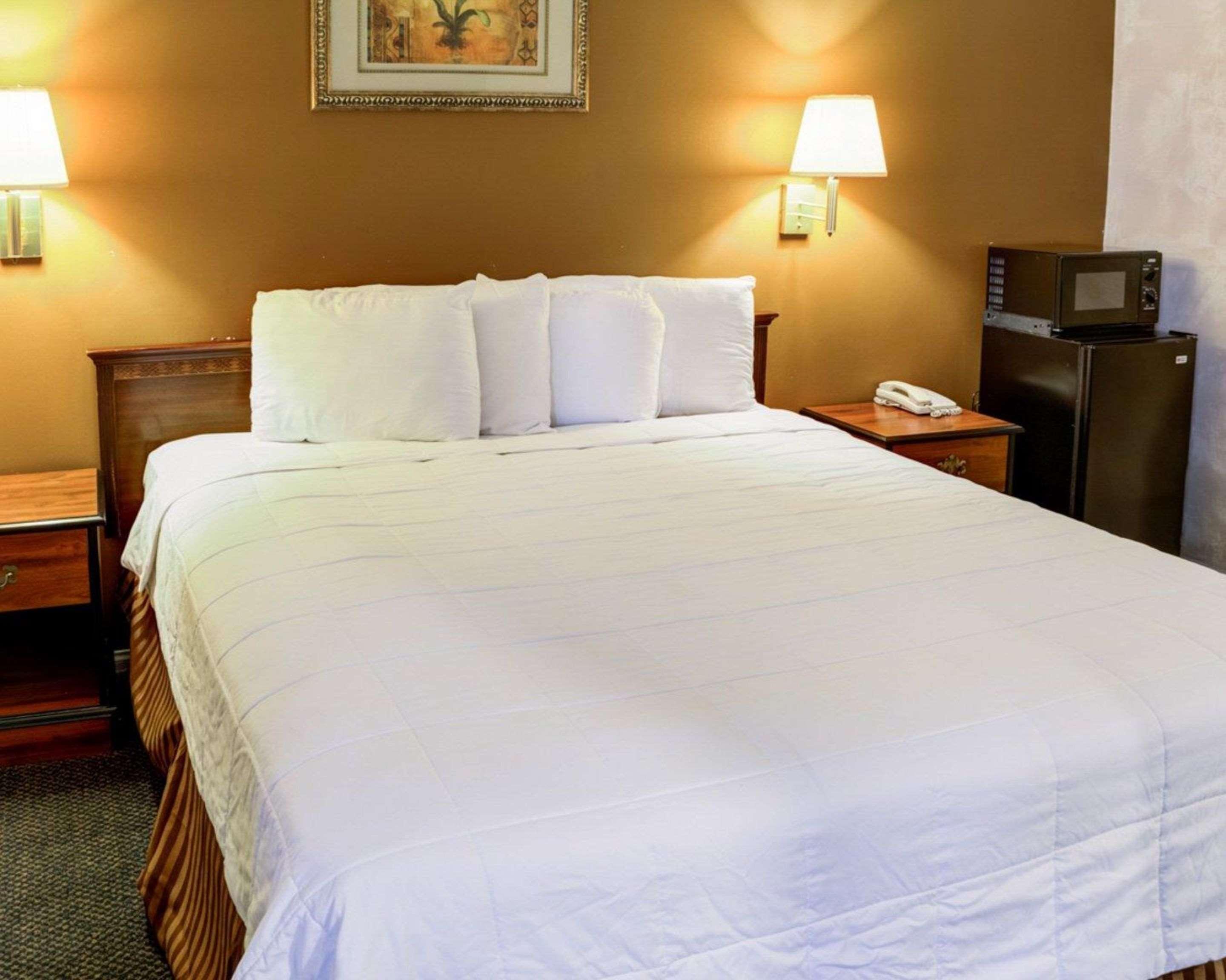 ROOM, KING BED, ACCESSIBLE