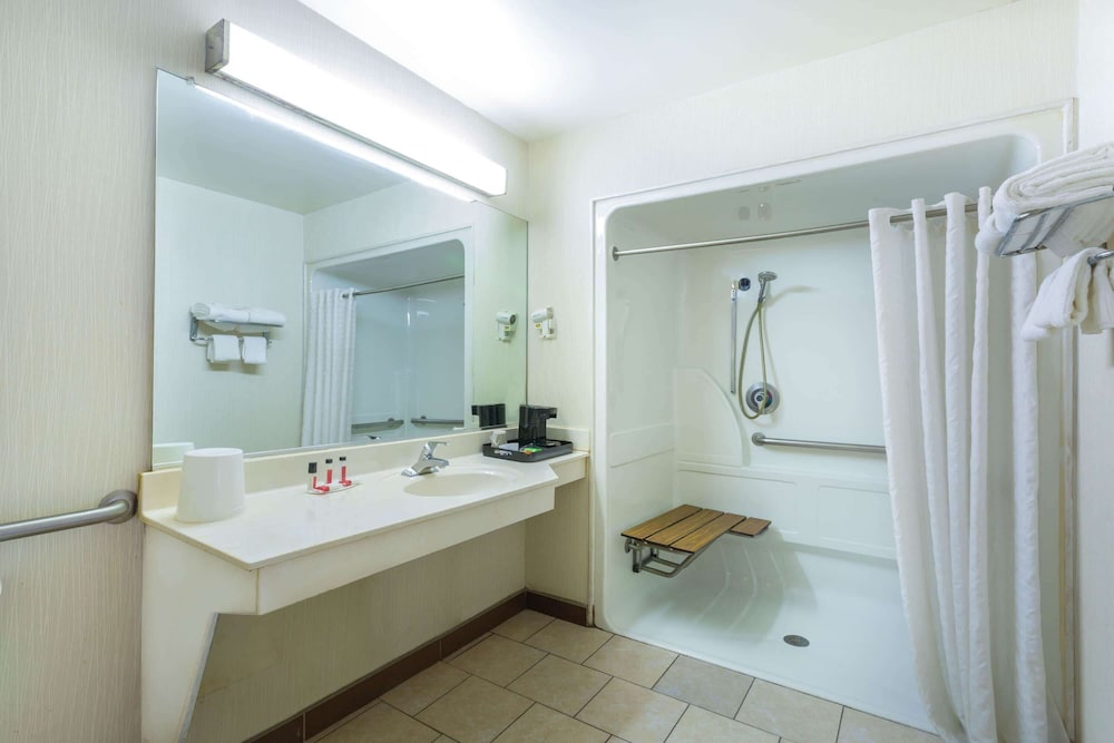 Brentwood Inn and Suites (ex. Americas Best Value Inn and Suites Glen Allen/Richmond) 40/42
