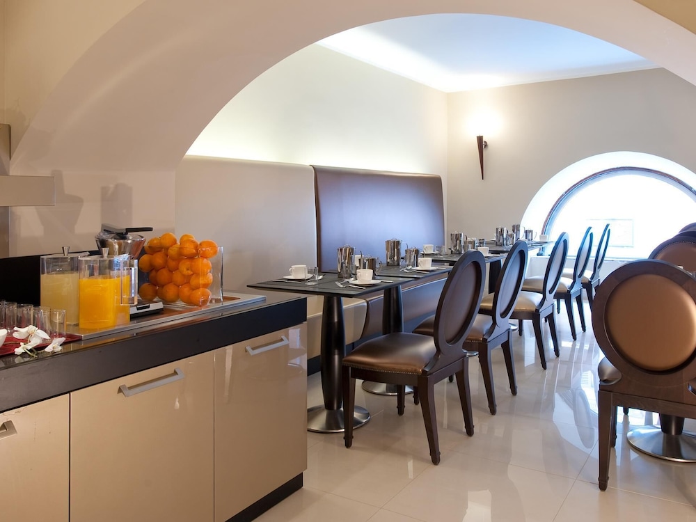 Fiume Hotel 47/53