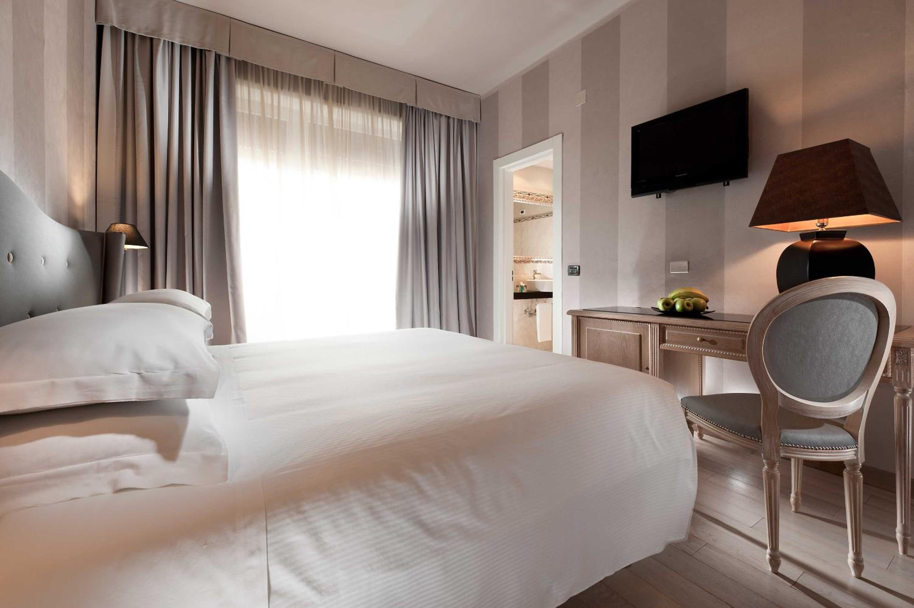 Comfy, Queen Bed, City View