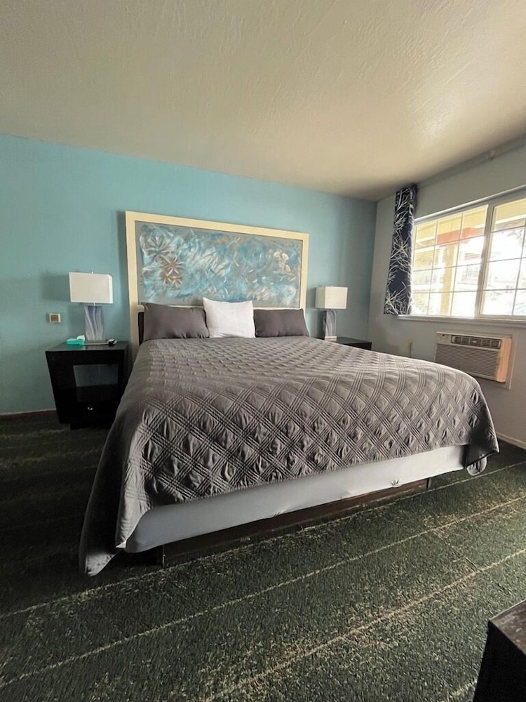 غرفة قياسية بسرير كينج، Bluebird Day Inn & Suites 4/5