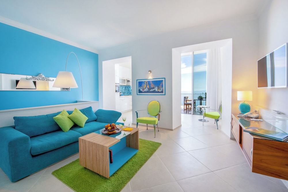 Piccolo Grand Hotel 24/43