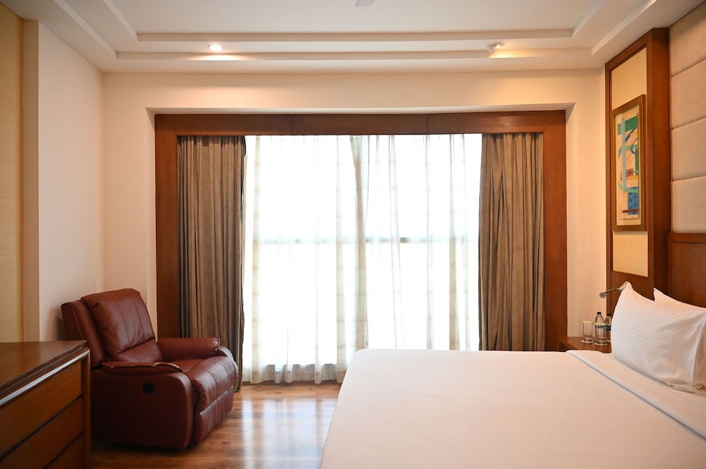 Savoy Suites Greater Noida 16/61