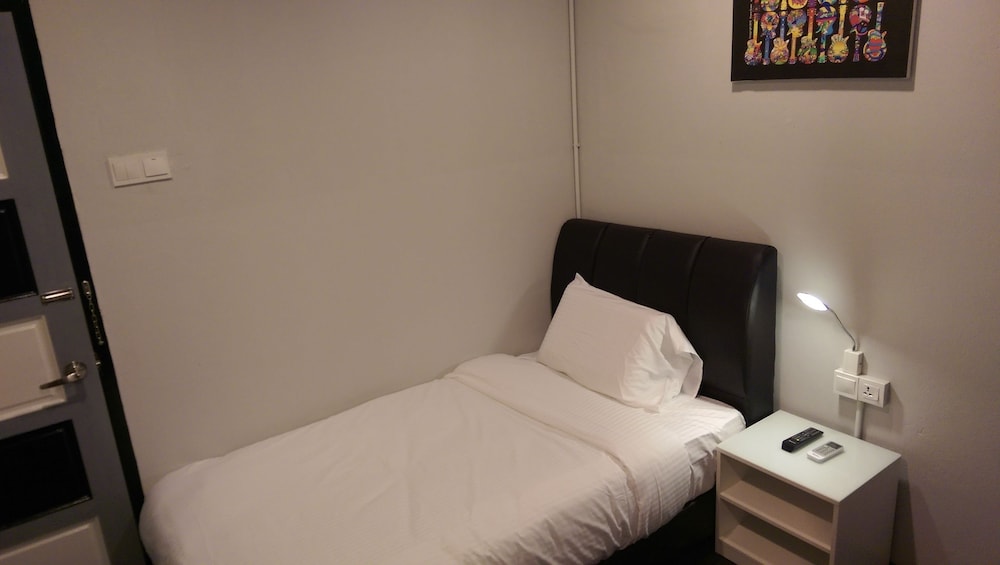 ROOM, SINGLE
