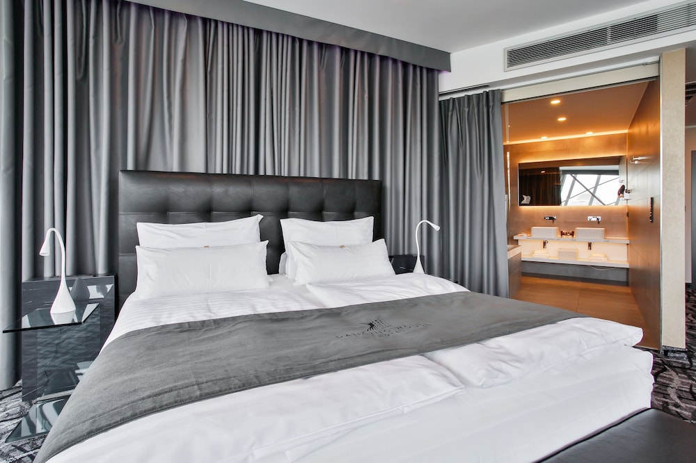 DANCING HOUSE HOTEL 14/75