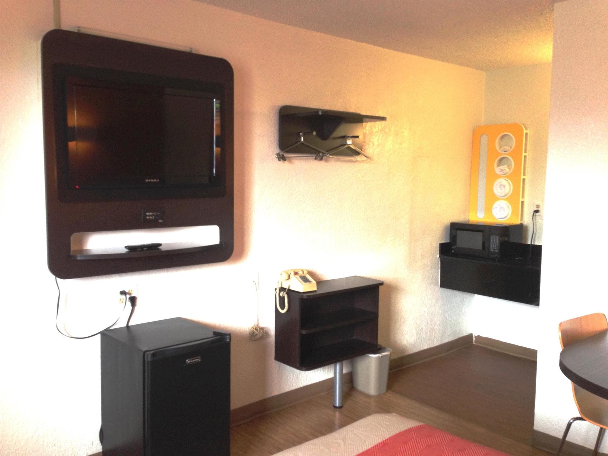 Economy Hotel Plus (ex Motel 6 Oklahoma City North Frontier City) 21/31