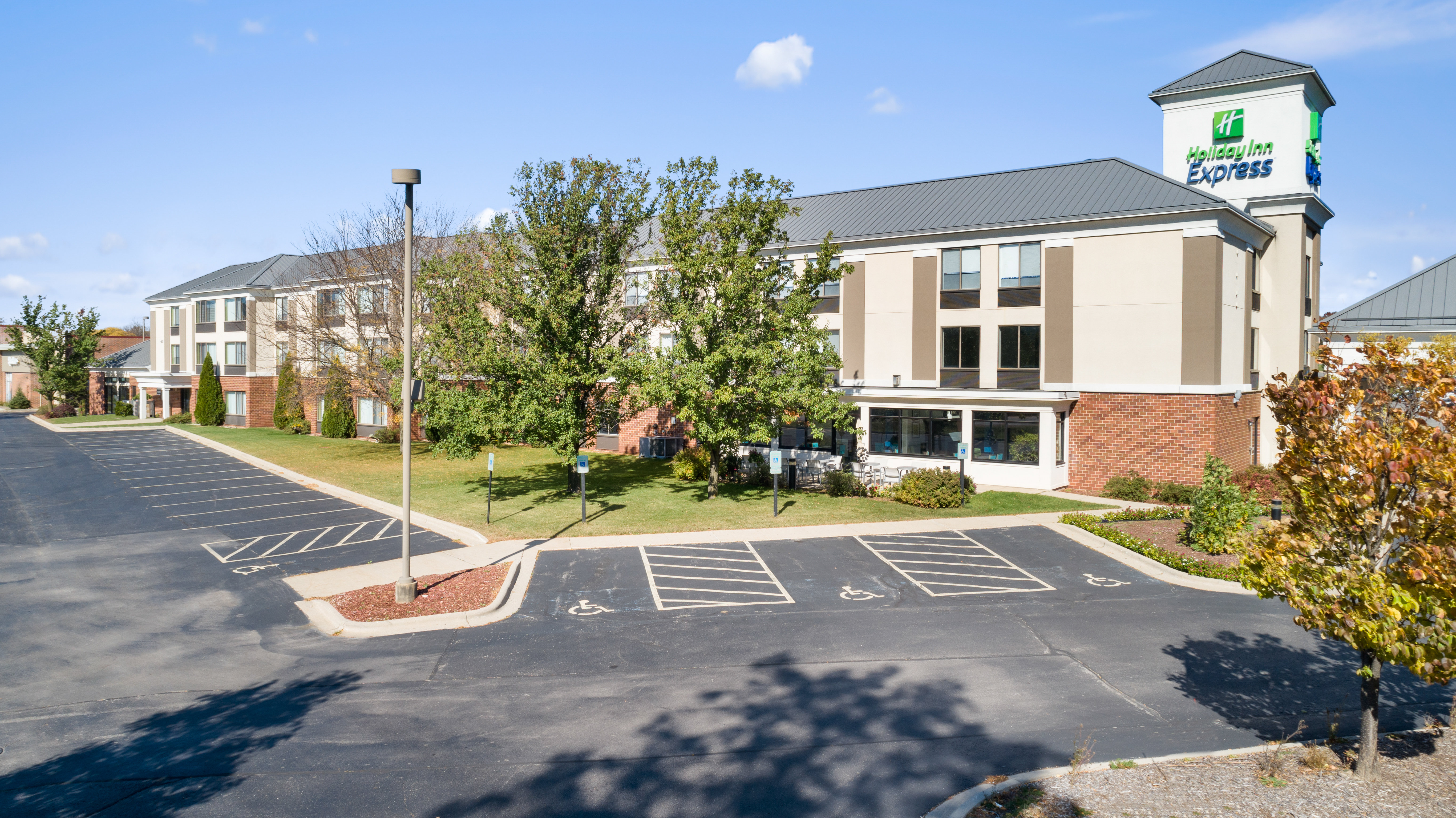 Holiday Inn Express Suites Delafield 34/36