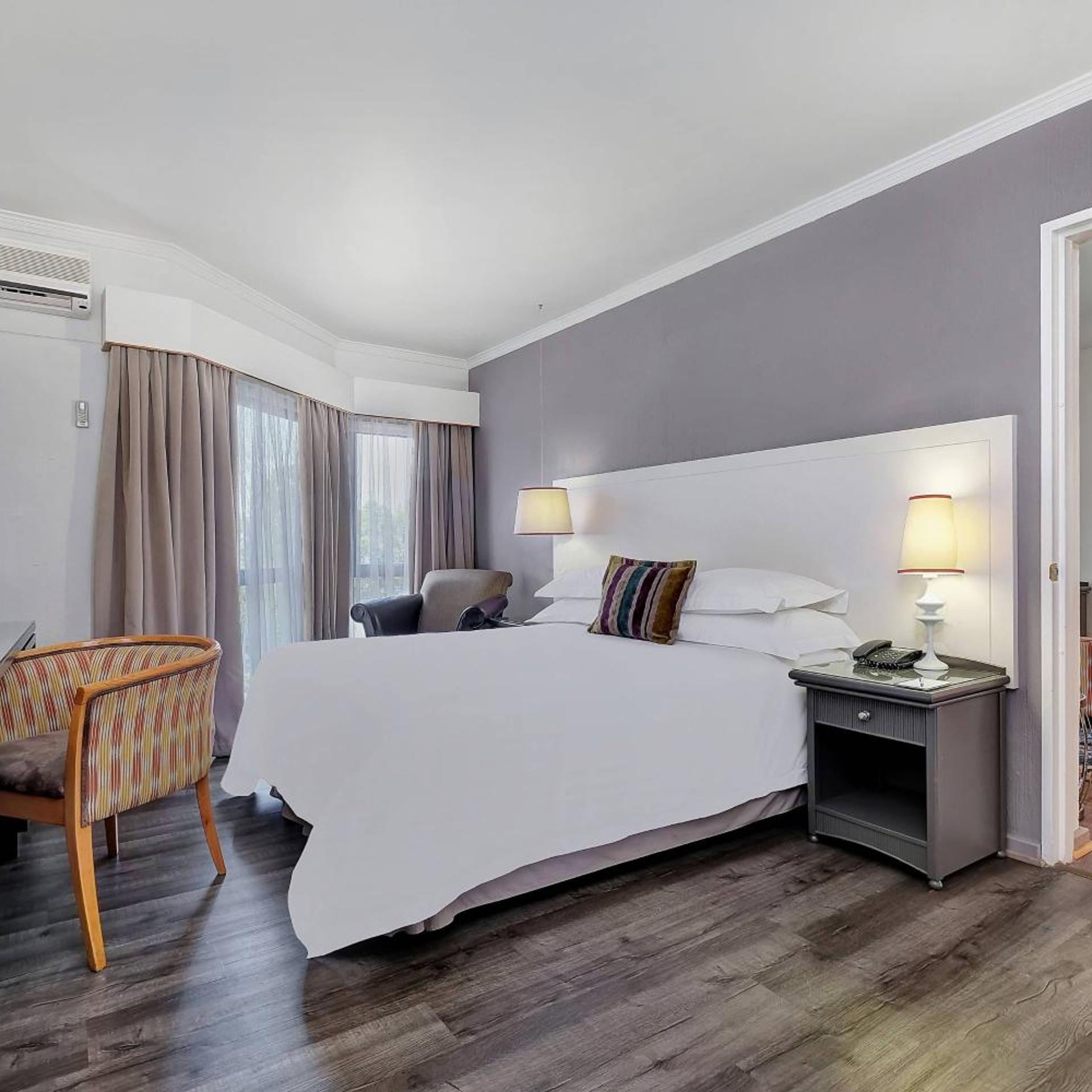 1 Bedroom, Junior Suite, Queen Bed, Garden and Pool View