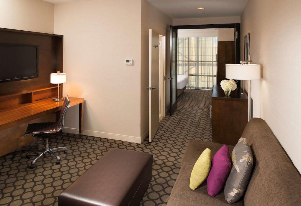 Hyatt Regency Orange County 62/83