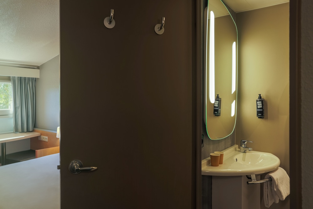 Ibis Lyon Nord 23/69