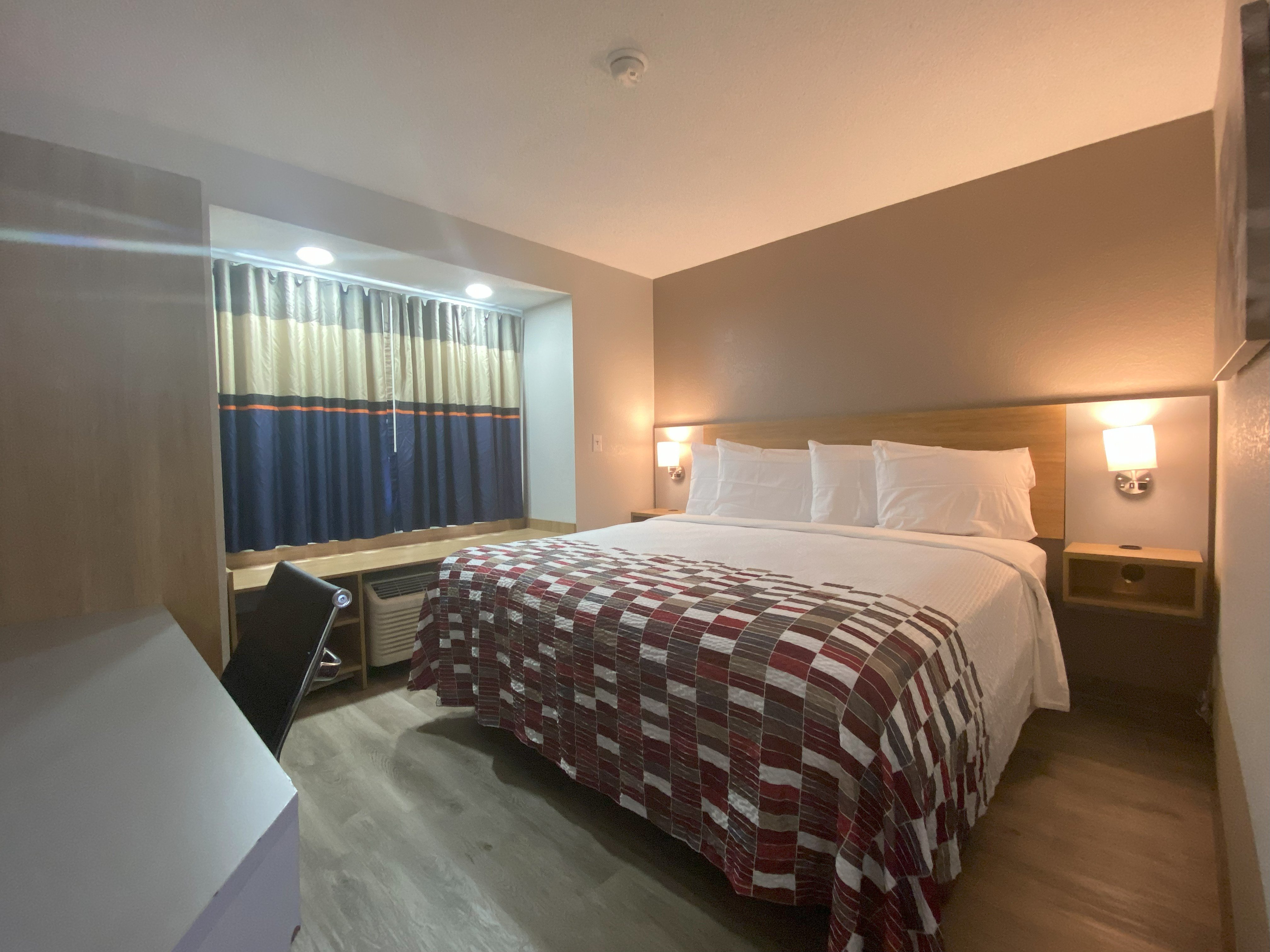 Superior, Queen Bed, Smoking