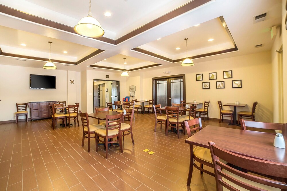 Sleep Inn and Suites Douglas, WY 32/39
