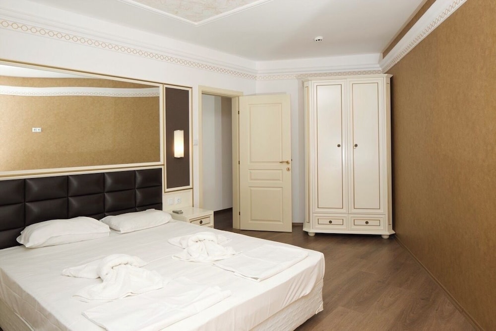 1 BEDROOM, APARTMENT, PARK VIEW, BALCONY