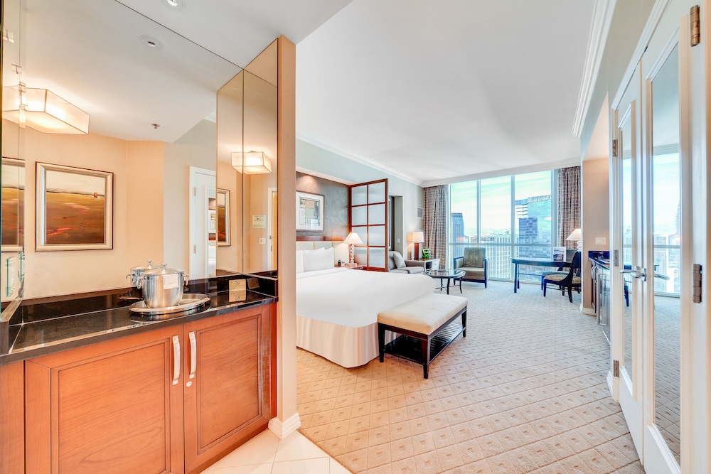 1 BEDROOM, ELITE, SUITE, STRIP VIEW, JETTED TUB, BALCONY