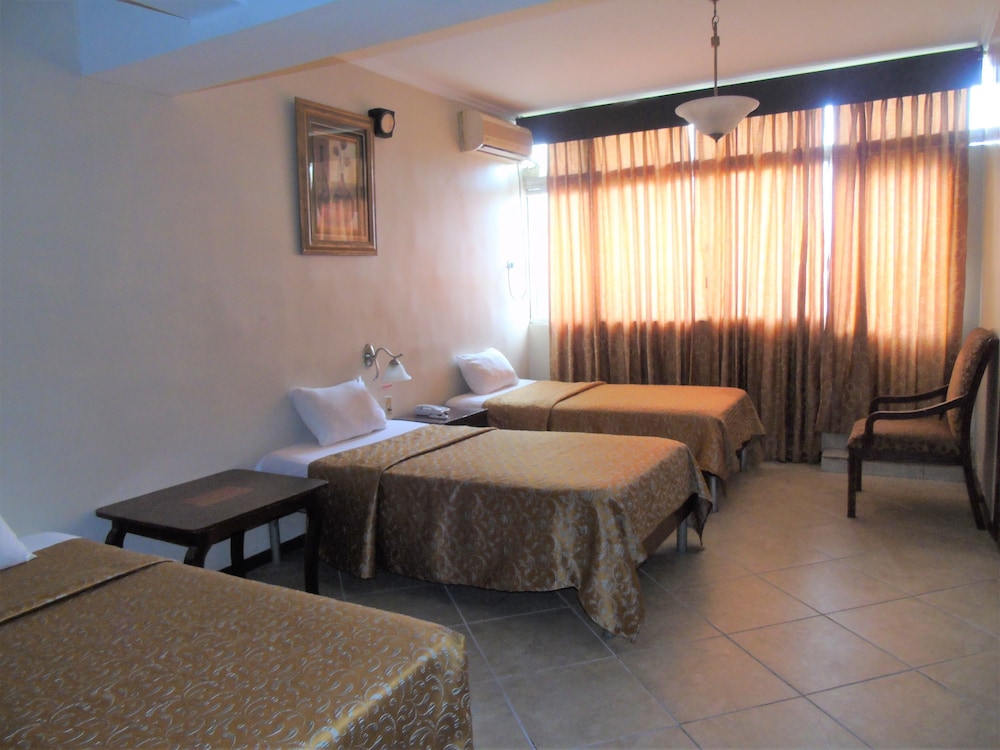 Hotel Malecon Inn 34/67