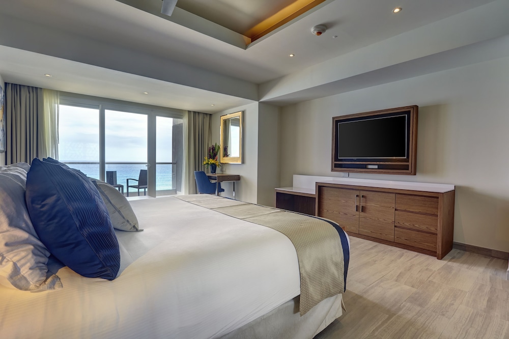 1 Bedroom, Diamond Club, Presidential, Luxury, Suite, King Bed, Ocean Front, Sofa، Royalton CHIC Cancun, An Autograph Collection (ex Royalton Cancun) 4/7