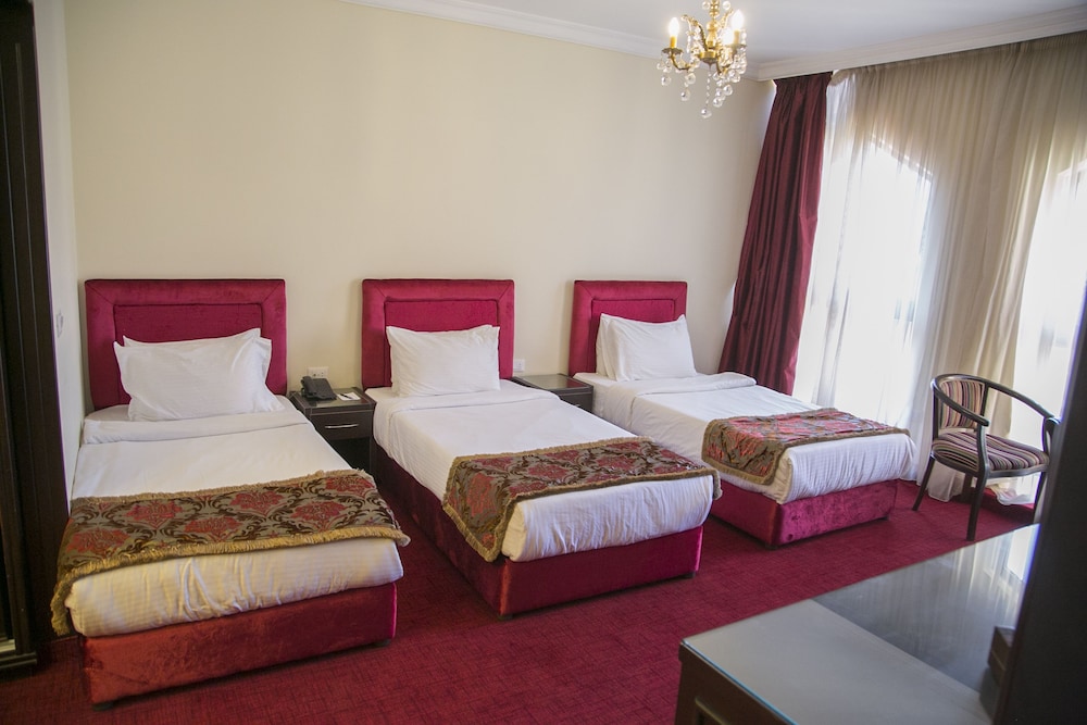 QUEENS SUITE HOTEL 16/61