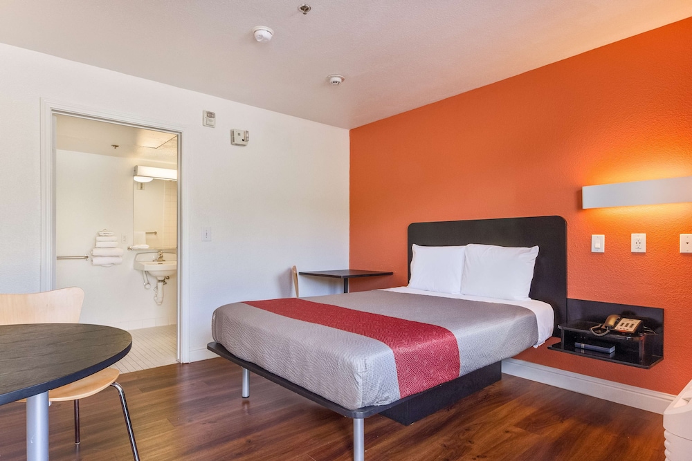 Motel6 Fremont, CA - South 27/57