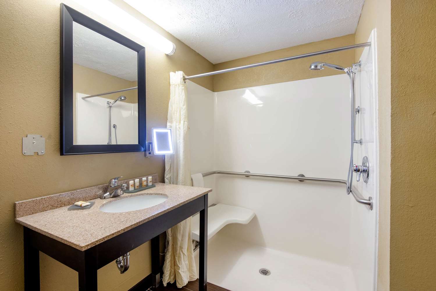 La Quinta Inn and Suites by Wyndham Elkview - Charleston NE 35/40