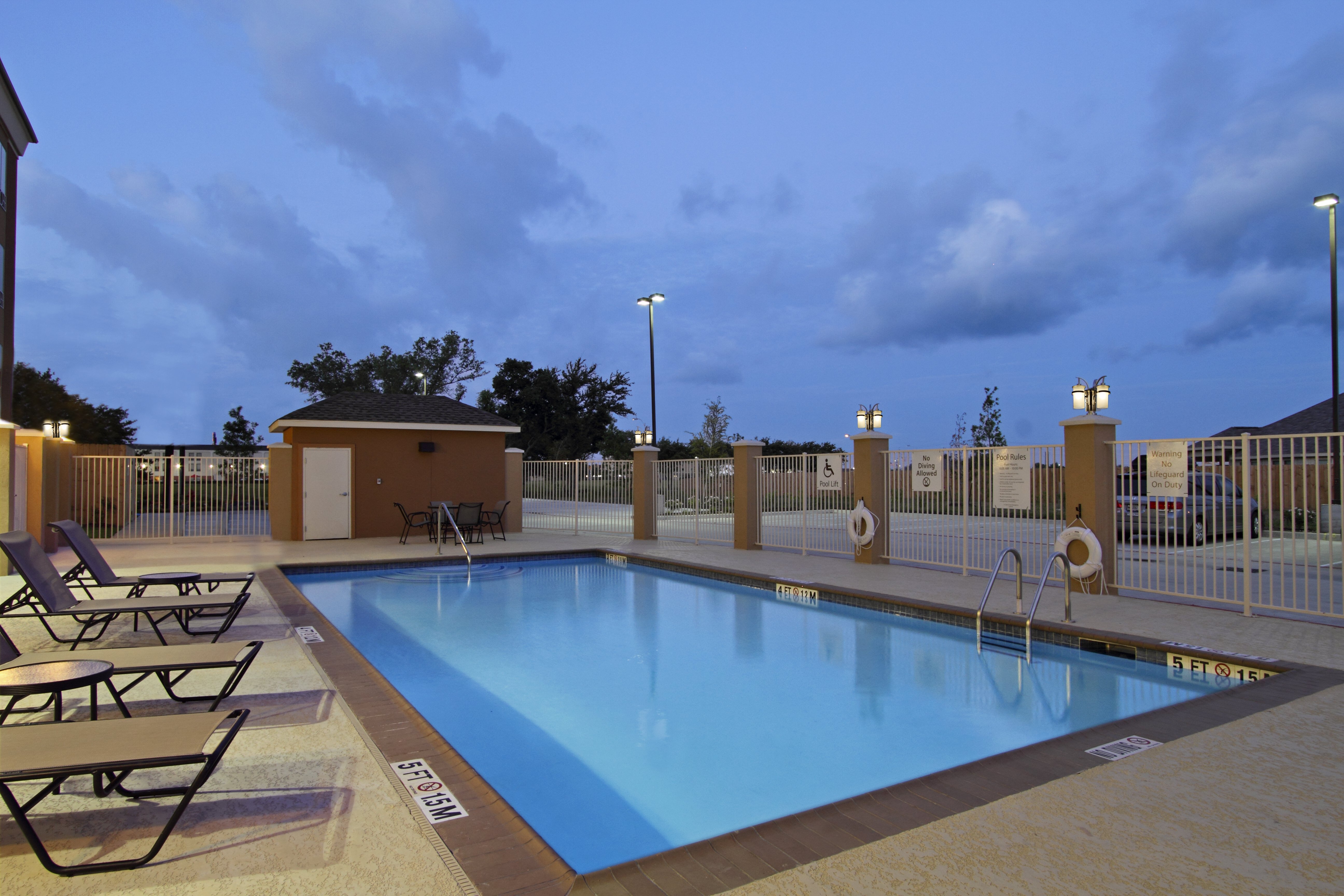 Holiday Inn Express and Suites Houston East Baytown 28/31