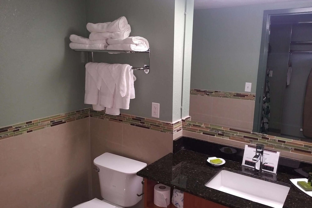 ROOM, KING BED