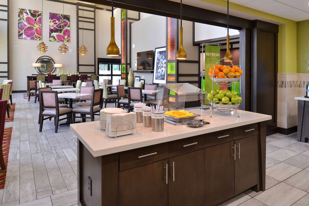 Hampton Inn Suites Dallas Market Center 59/75