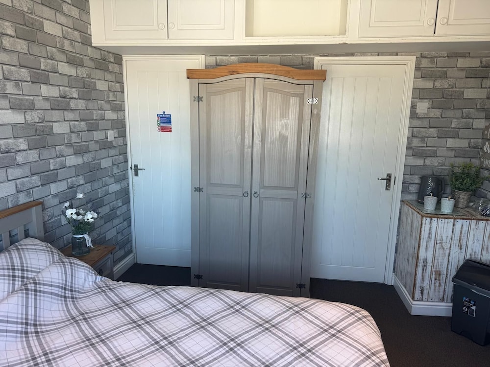 OYO Shore Surf Lodge in NEWQUAY