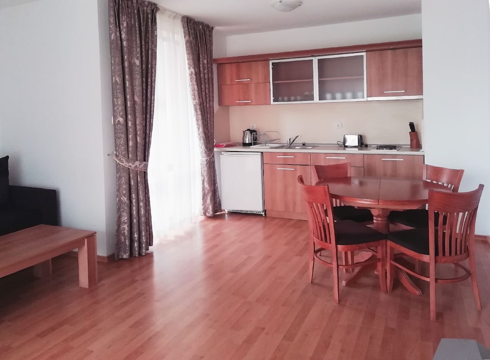 Efir Aparthotel 38/50
