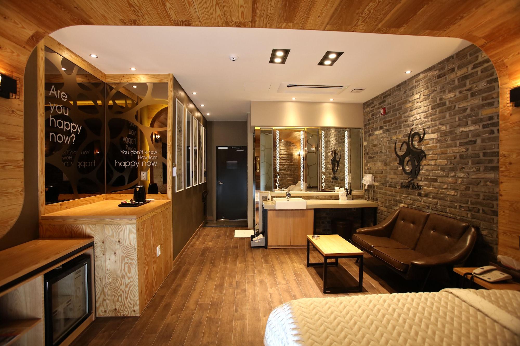 Hotel Yolo 45/53