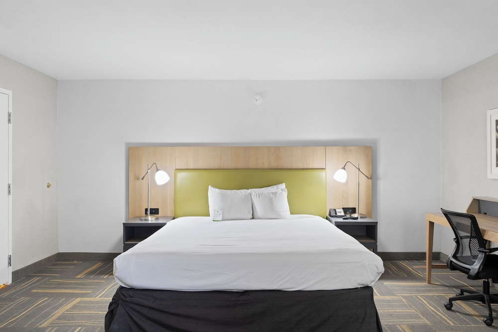GreenTree Inn and Suites Phoenix Sky Harbor 16/65