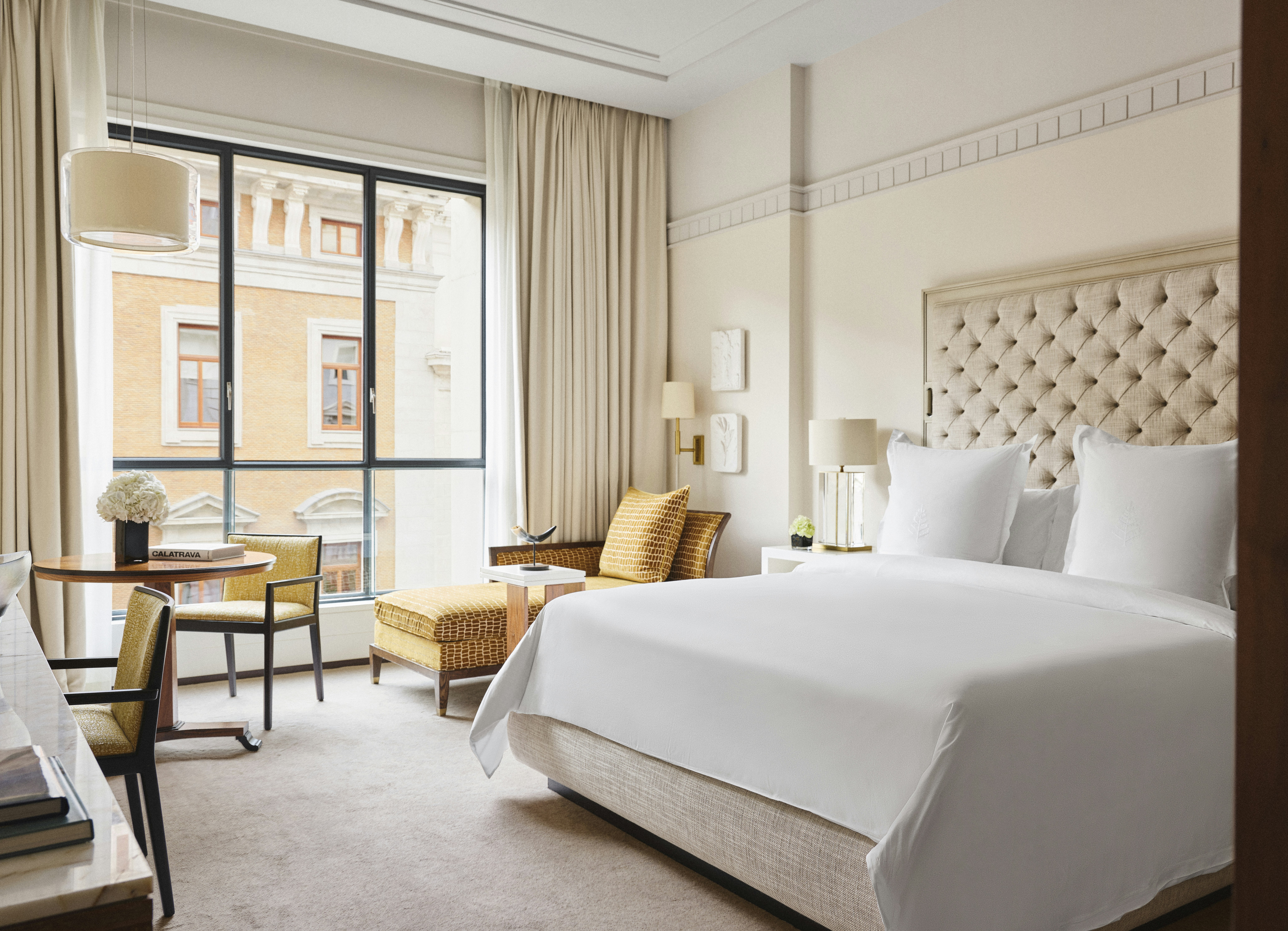 DELUXE, KING BED