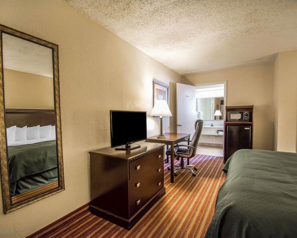 Quality Inn & Suites At Tropicana Field 30/39