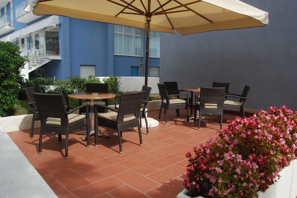 Hotel Embassy Pesaro 20/35