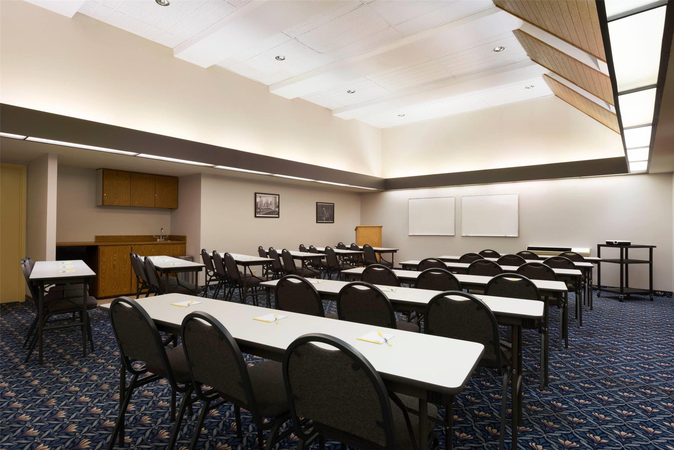 Days Hotel By Wyndham University Ave Se 10/16
