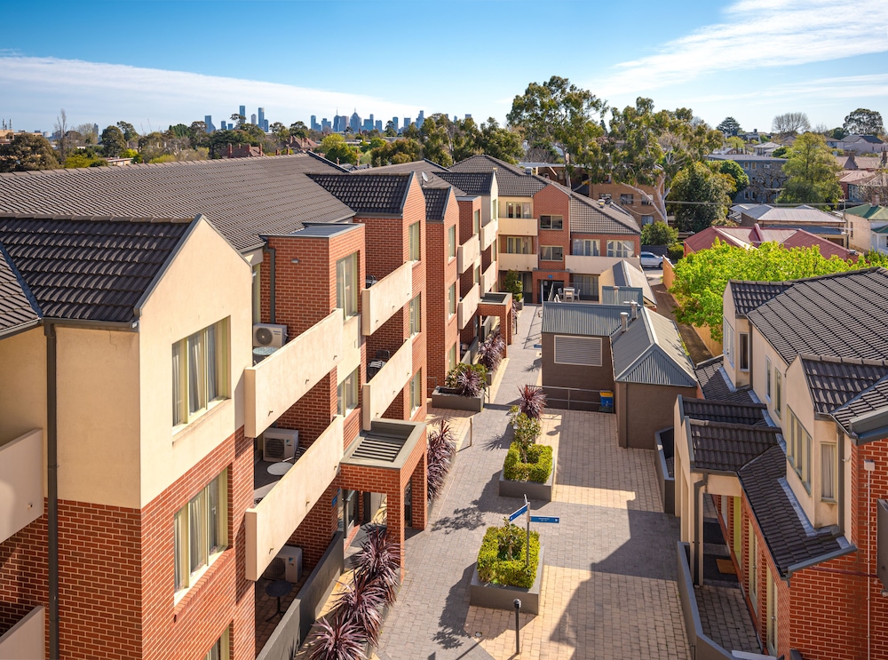 MainStay Suites Kew 57/60