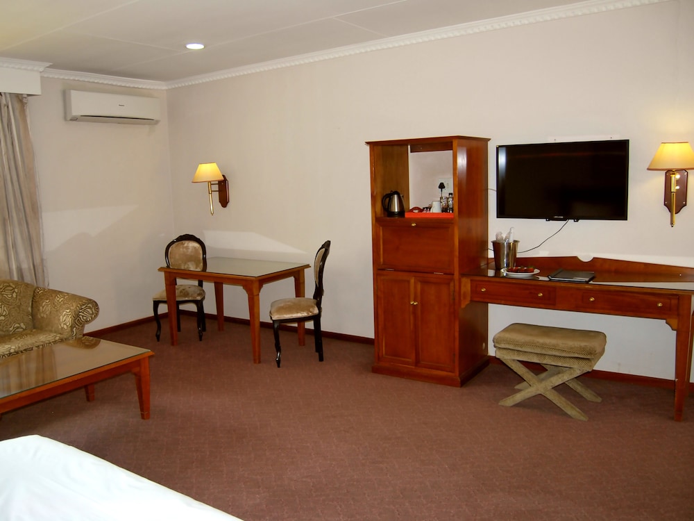 SAFARI LODGE HOTEL & CONVENTION CENTRE 38/50