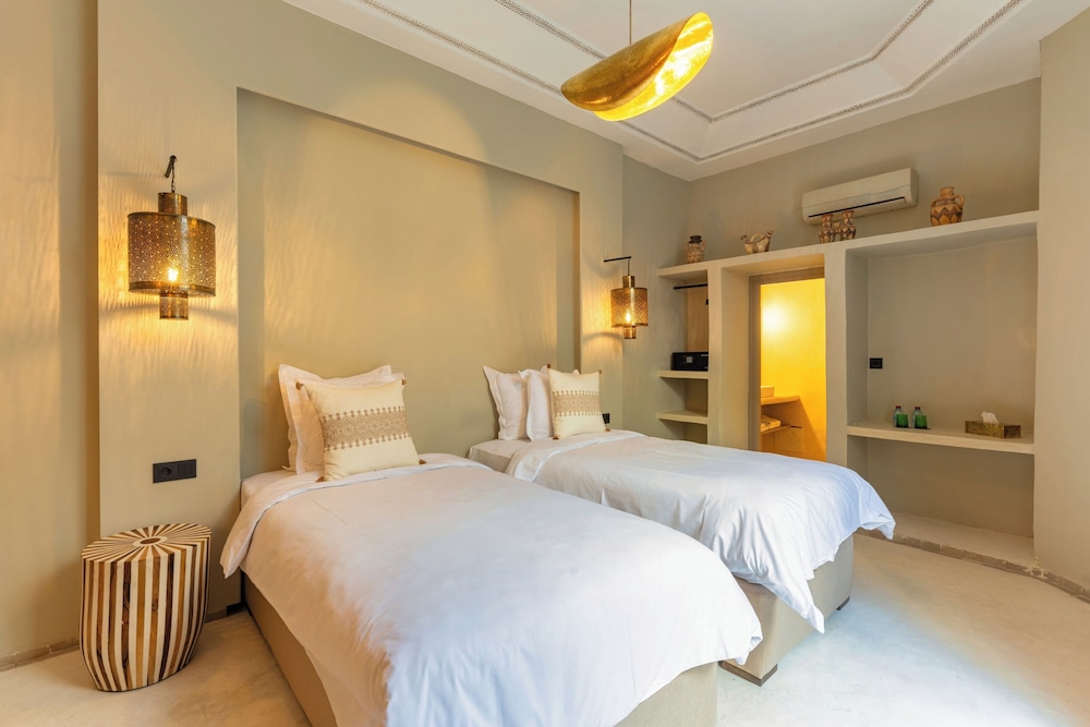 Riad XO Amira Victoria 23/50