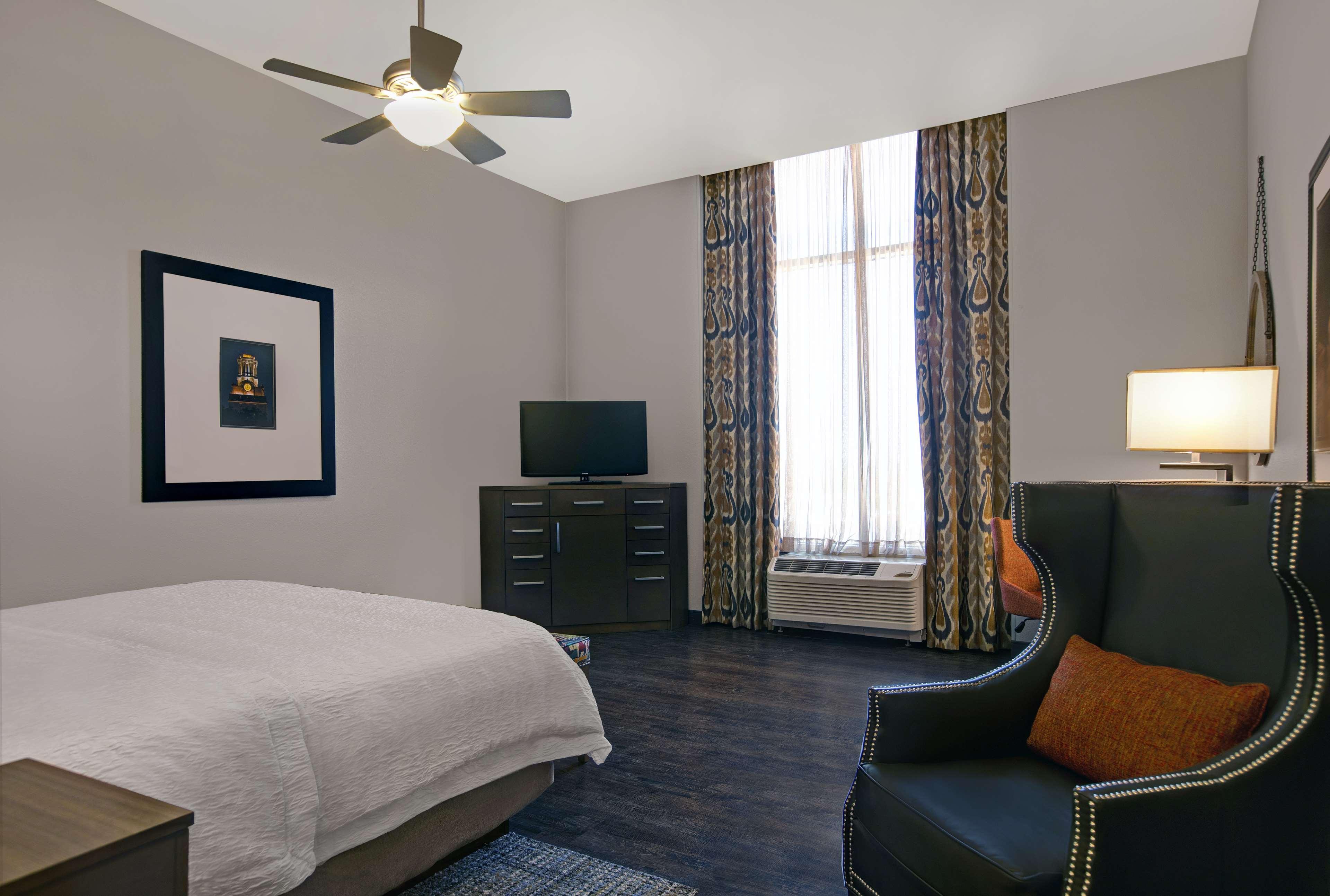 غرفة بسرير مزدوج، Hampton Inn & Suites Austin At The University / Capitol 3/5