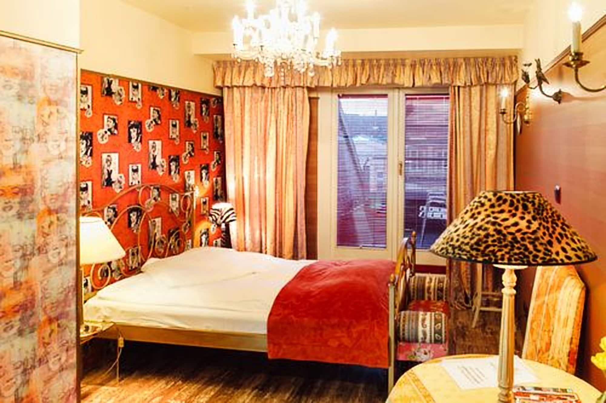 ROOM, DOUBLE BED