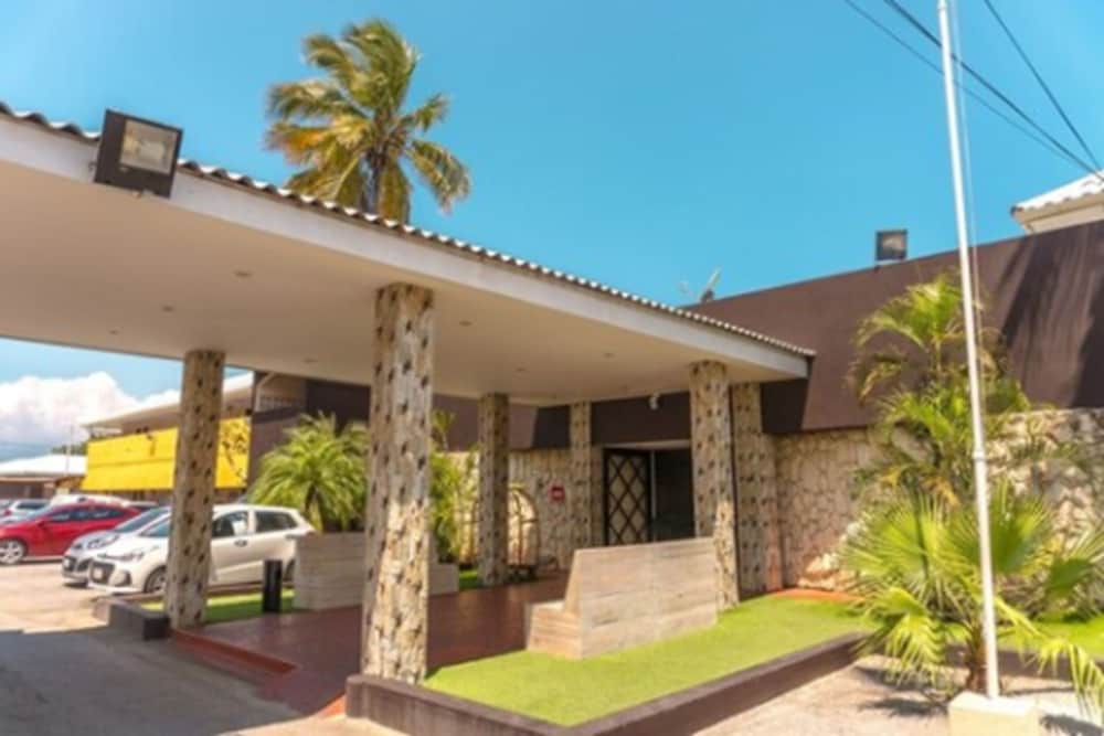 Curacao Airport Hotel 4/50