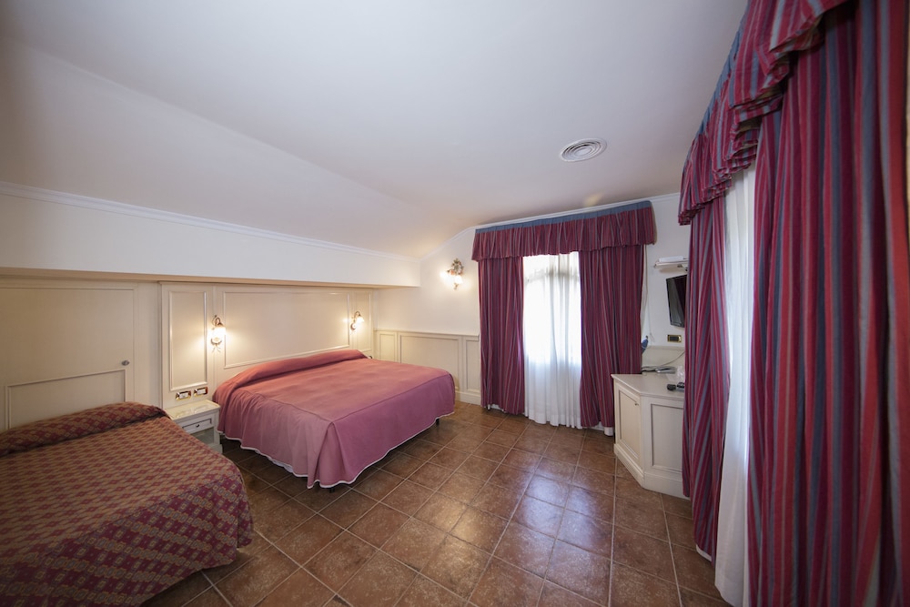 ROOM, TRIPLE