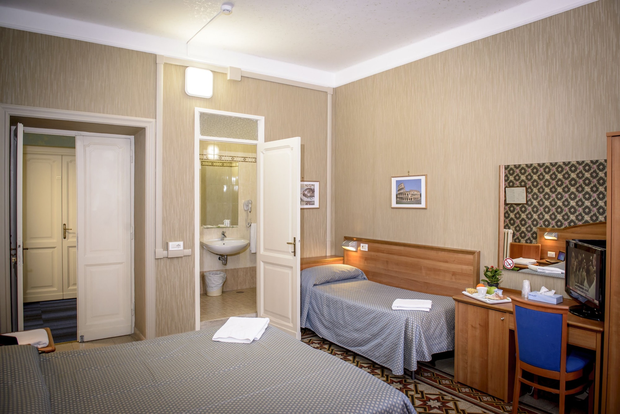 Room, Quadruple, Double and Twin Beds, Hotel Emmaus 3/5