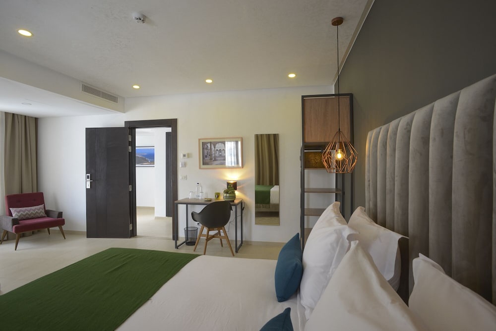 Maia Hotel Suites 10/44
