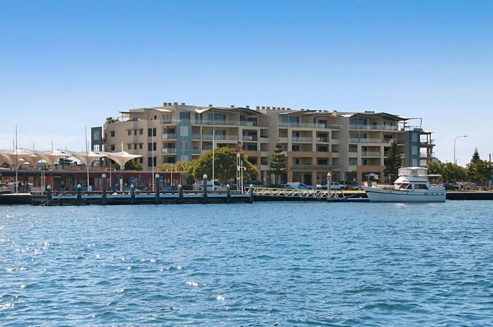 Riverside Holiday Apartments 72/78
