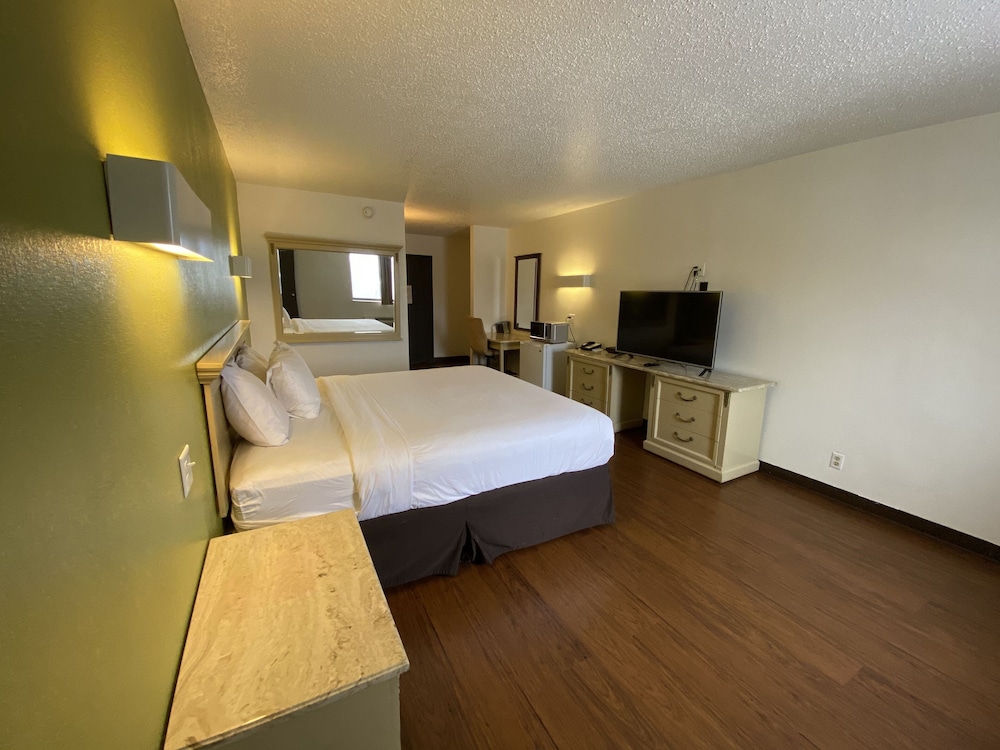 Travelodge Cleveland/Willoughby 5/29