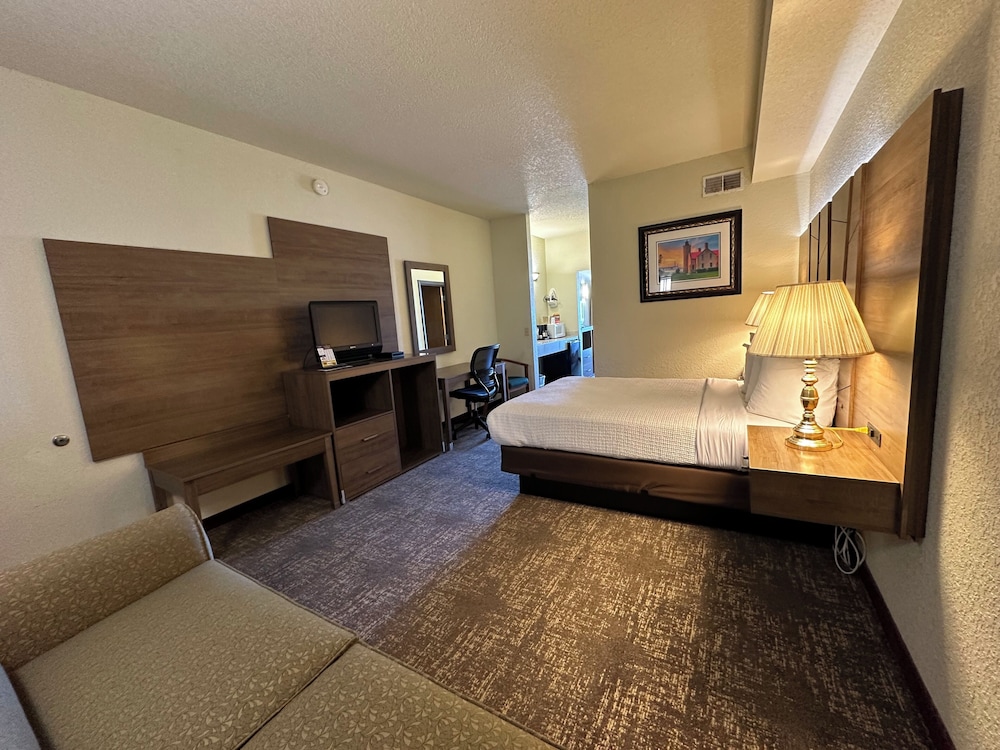 Mackinaw Beach & Bay Inn & Suites 23/51