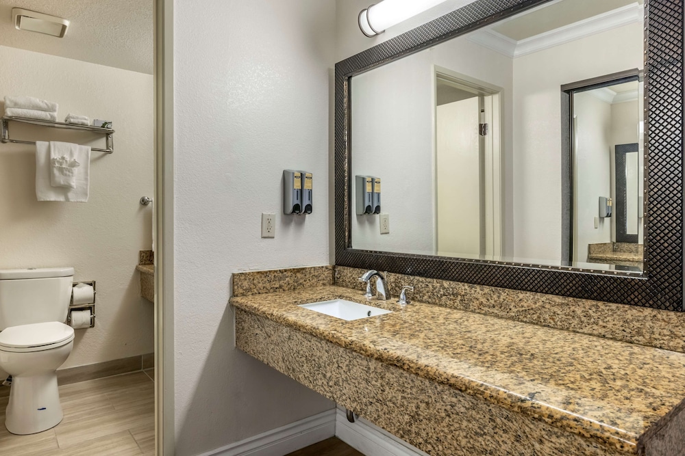 Best Western Plus South Bay Hotel 18/36