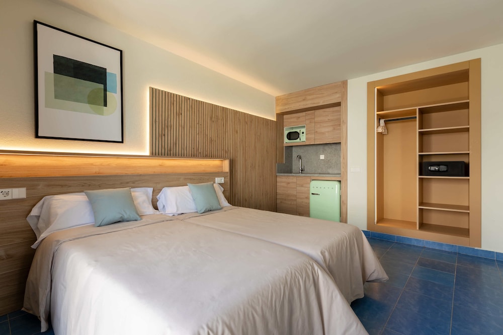 Traditional, Studio, Twin Beds, Balcony, Corner